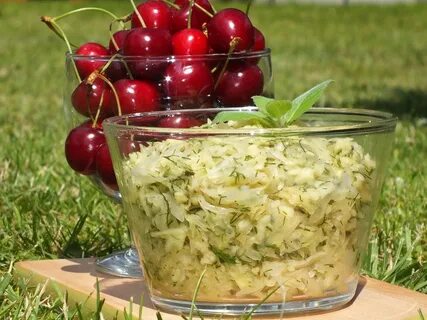 Квашеная капуста с яблоком и клюквой