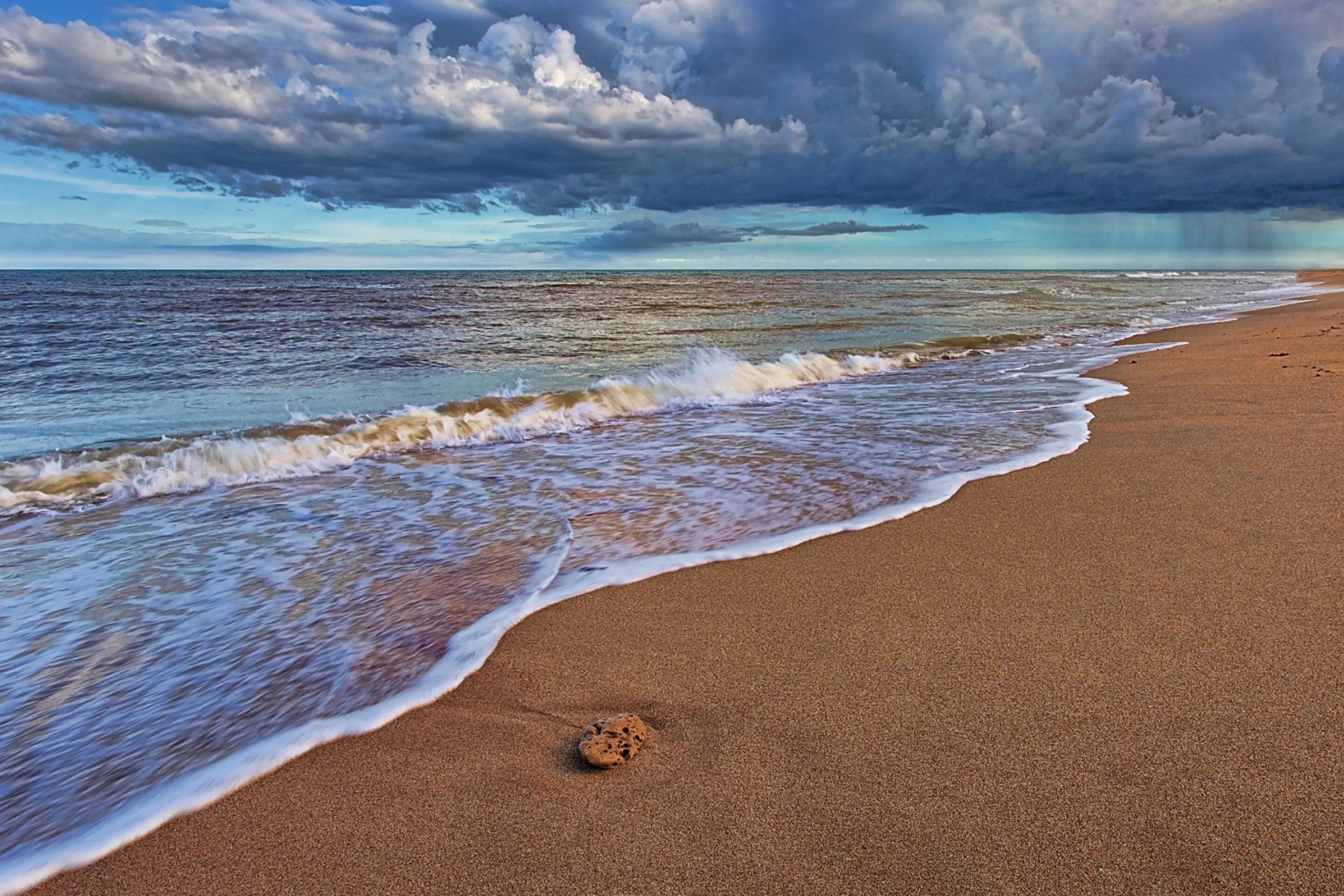 Сэнд Бич. Берег моря. Море пляж. Море песок. Вижу берег наискосок