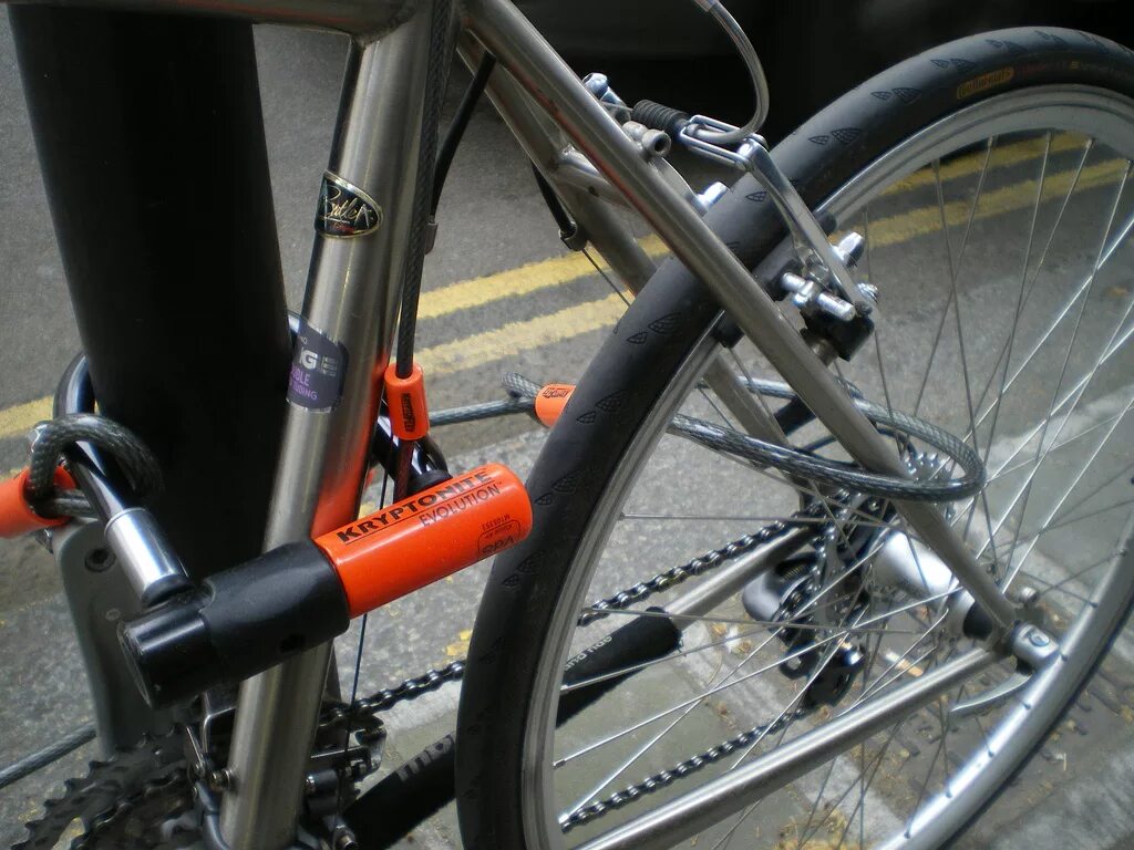 Как установить замок на велосипед. Велосипедный замок cycledesign u-lock. защита от угона велосипеда. противоугонка для велосипеда. большой замок.