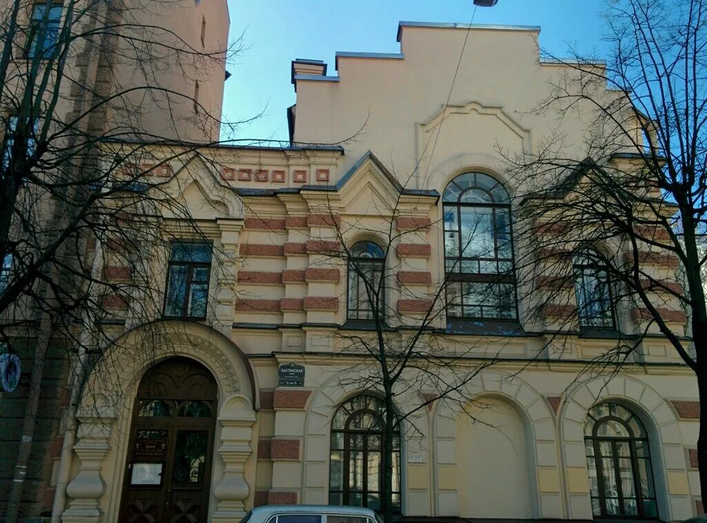 Лахтинская улица санкт-петербург. Ул лахтинского 12. Ул лахтинского 12. Лахтинская 12 а в санкт-петербурге. Сказочный дворик на фурштатской улице.
