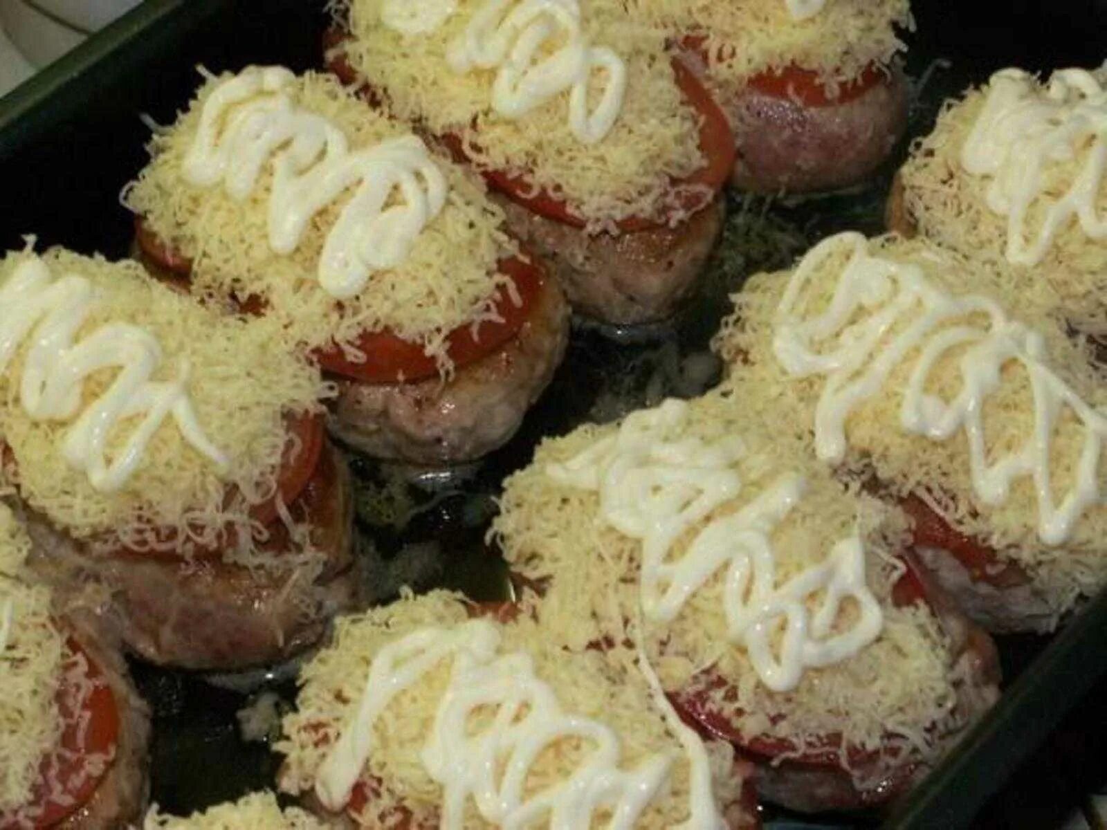 Фарш рецепты в духовке фото. Блюда из фарша на праздничный стол. Вкусняшки из фарша. Котлеты под шубой в духовке. Праздничное блюдо из фарша в духовке.