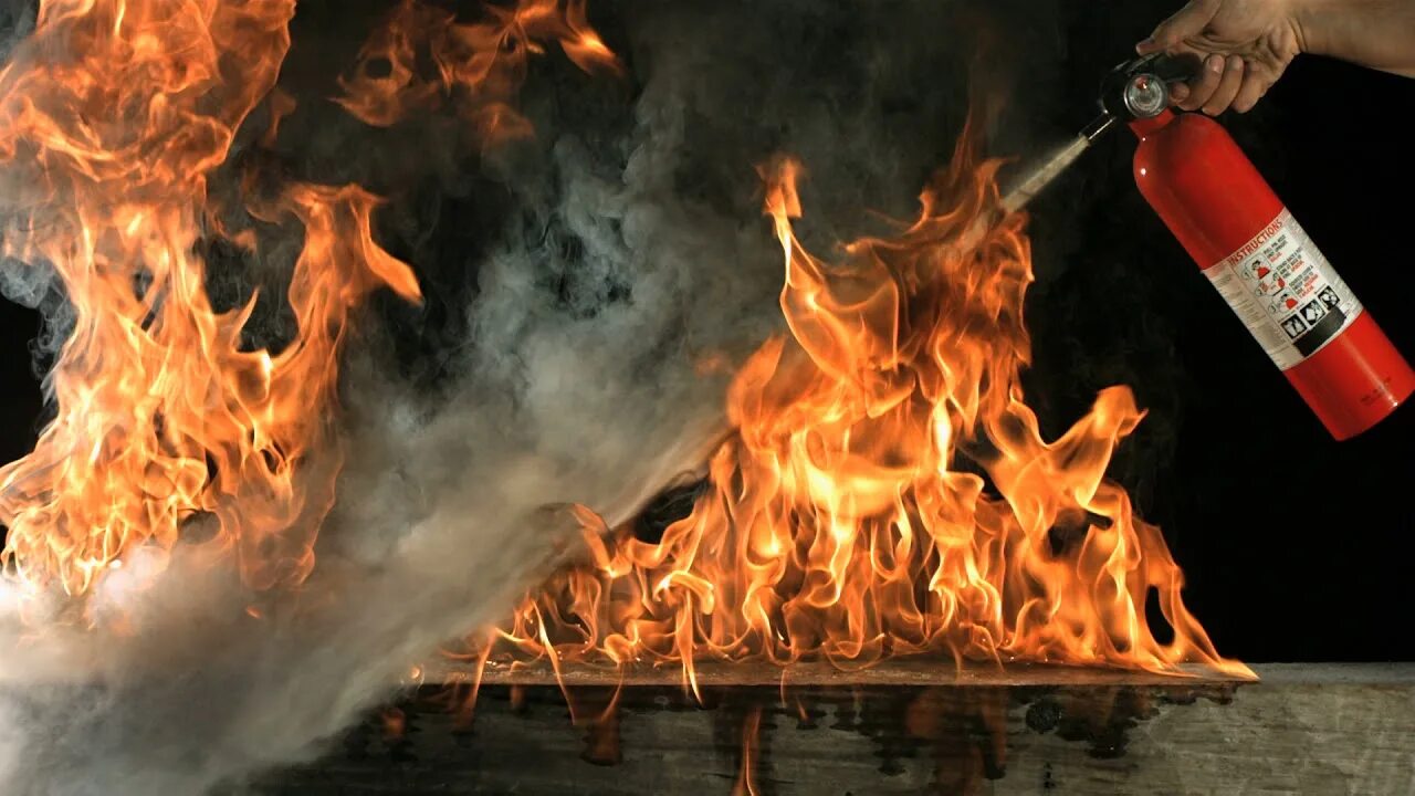 Огнетушитель пламя. Огнетушитель. Пожарная безопасность огнетушитель. Огнетушитель в действии. Огнетушитель.