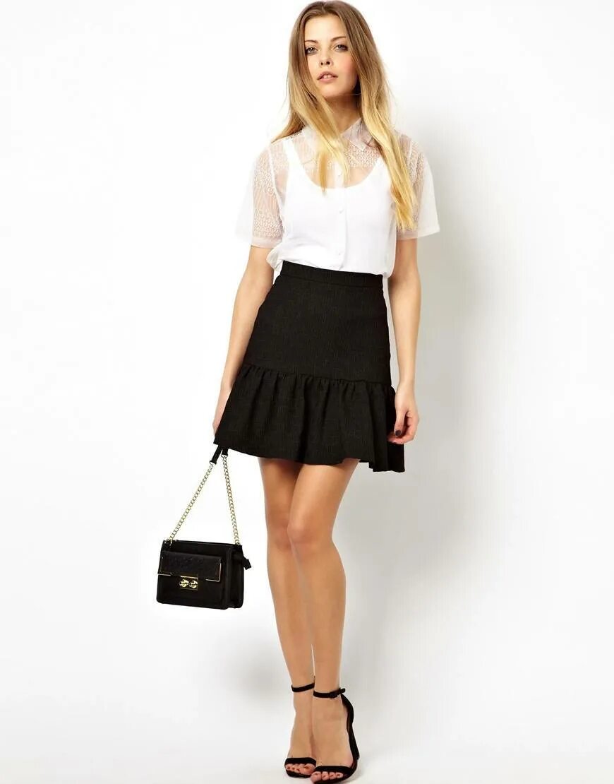 Короткая черная юбка. Образы в офис с кожаной юбкой. Образ с кожаной юбкой. Образы с черной юбкой. Что одевают под черную юбку.