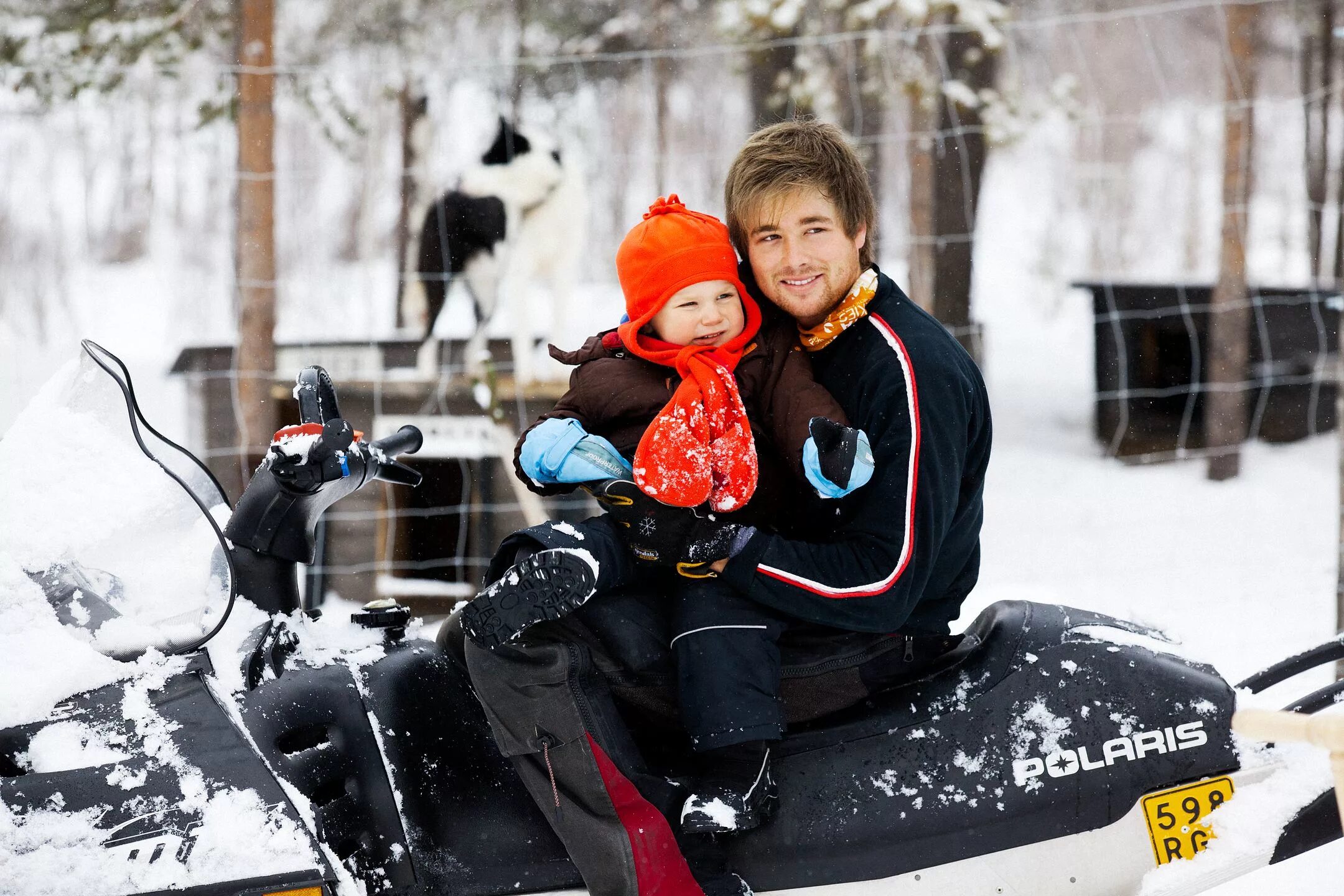 Катание на снегоходе. Снегоход для детей. Семья на снегоходе. Папа ребёнок снегоход. Private family