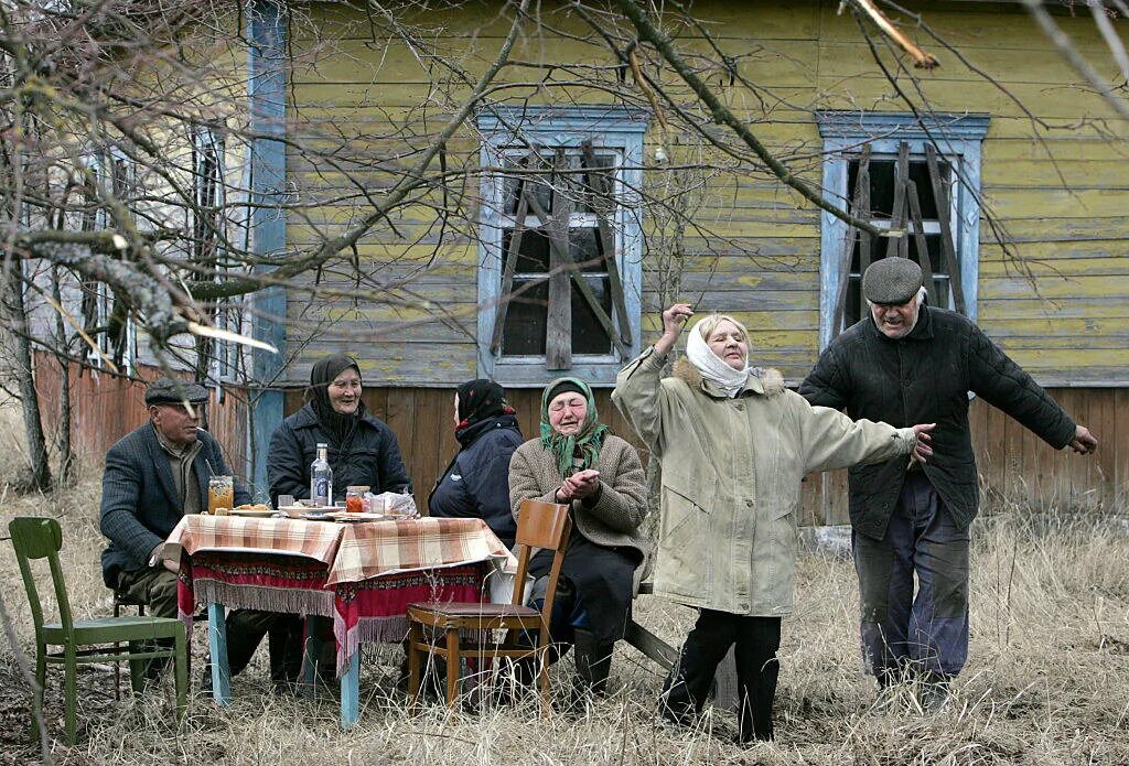 Жить там нельзя. Самоселы в Припяти. Чернобыль зона отчуждения самоселы. Жители Чернобыля. Жители Чернобыльской зоны.