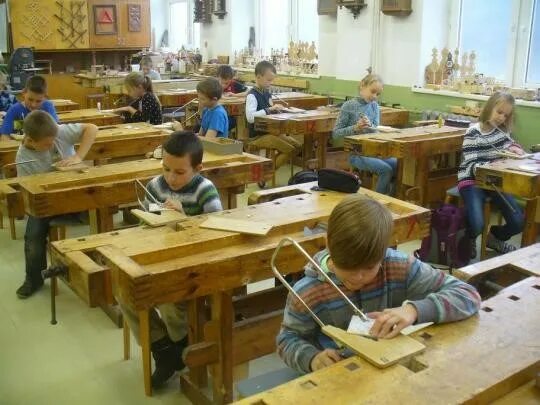 Урок труда. Изделия на уроках труда. Лоскутное шитьё 5 класс технология. Дети на уроке технологии. Поделки 5 класс для мальчиков.