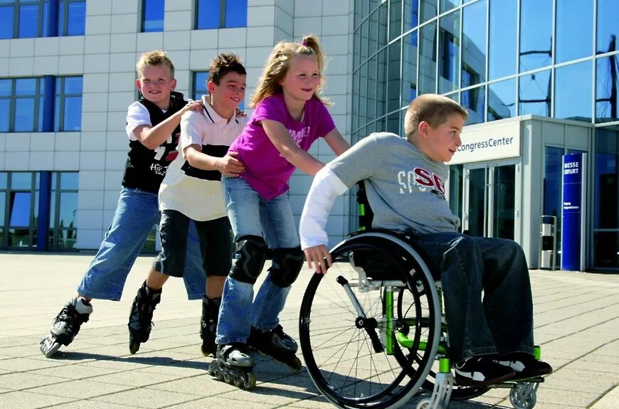 Самые адаптированные. Дети инвалиды. Дети с инвалидностью. Люди с ограниченными способностями. Ребенок в инвалидной коляске.