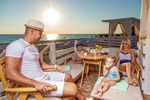 Люди отдыхают в отеле. Отдыхающие в отеле. Отдых все включено на семью. Семья на отдыхе. Отдыхающие в турции.