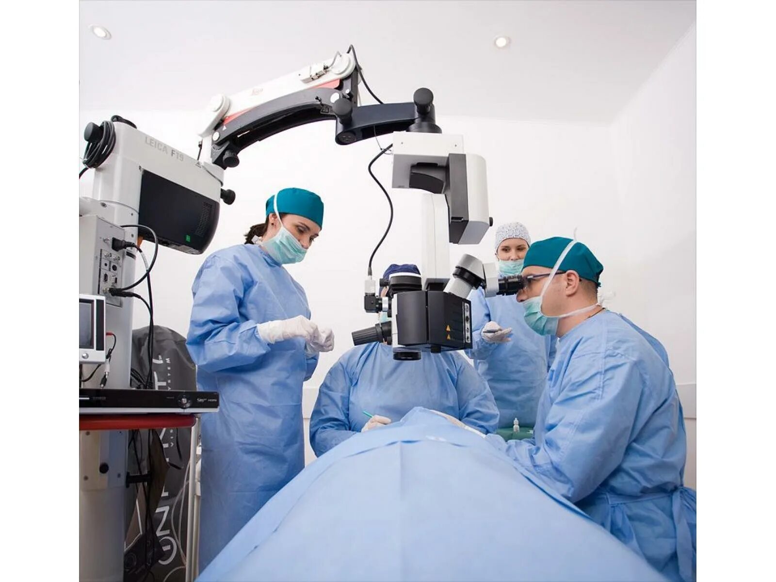 Лазерная хирургическая операция. Больница операция глаукомы