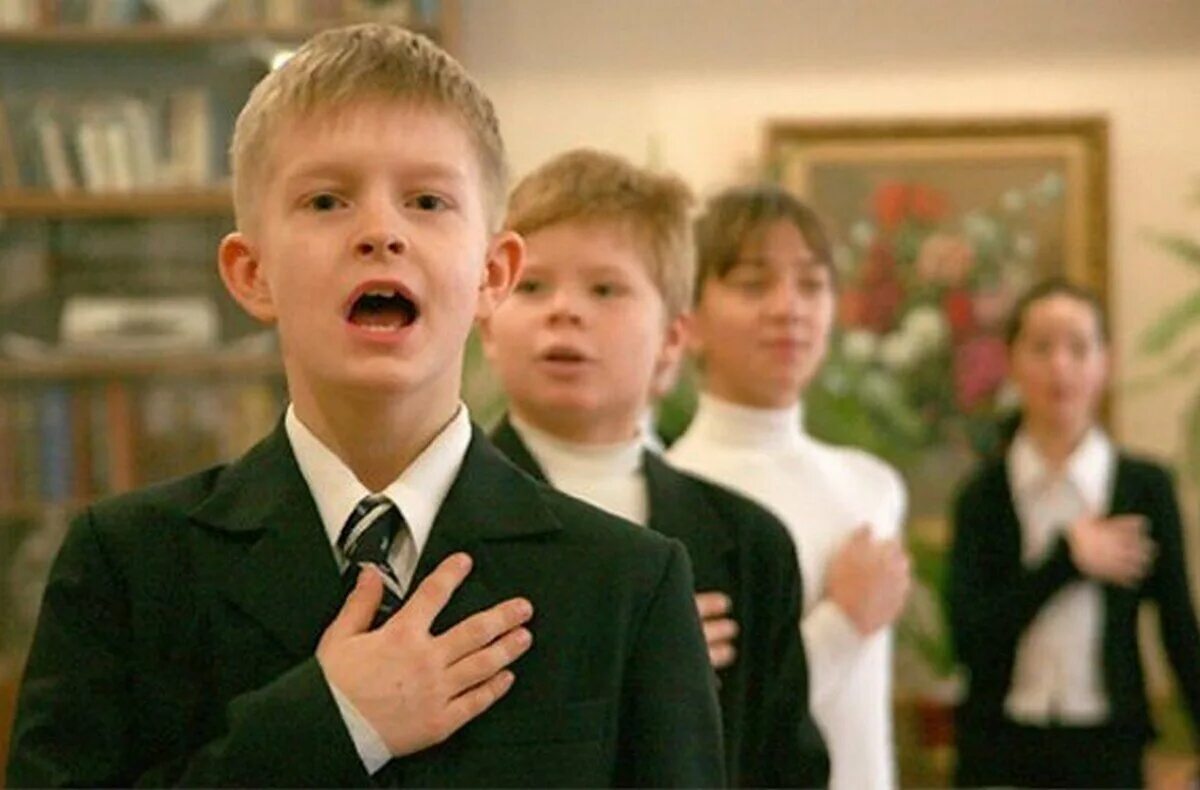 школьный человек. ученик подросток. школьный человек. ребенок шкода. умный мальчик в очках.