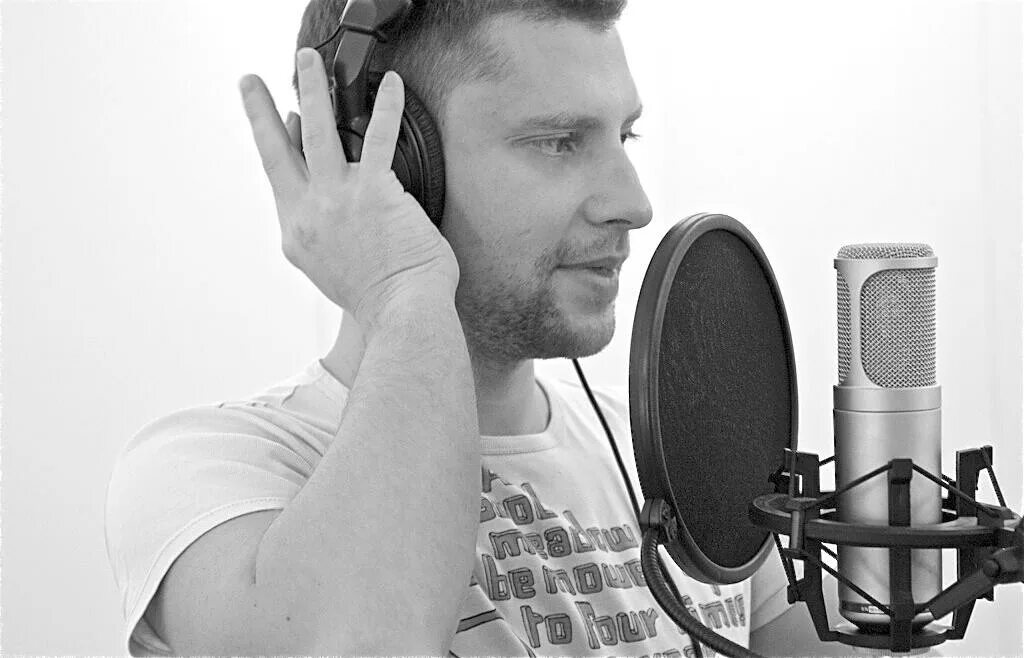 Дубляж и озвучание. Скарлетт йоханссон озвучка. Студийный микрофон в студии. Озвучивание видео. Студия дубляжа.