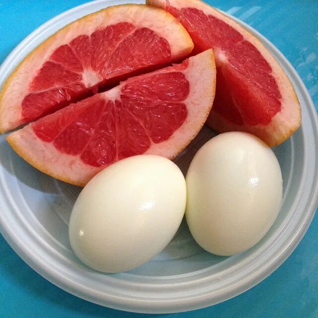 Яйца и грейпфрут. Диета грейпфрут с яйцом. Диетические яйца. Грейпфрут с вареным яйцом. Диета без яиц