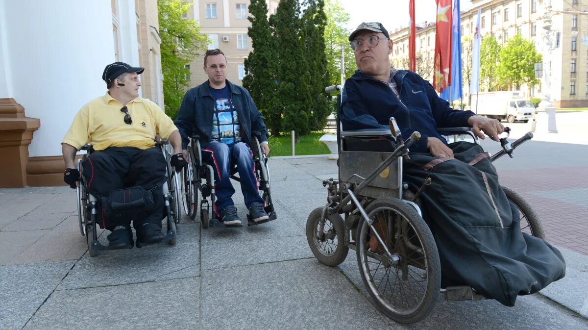 Понятой инвалид. Коляска для инвалидов. Инвалид колясочник. Человек на коляске. Три инвалида на колясках.