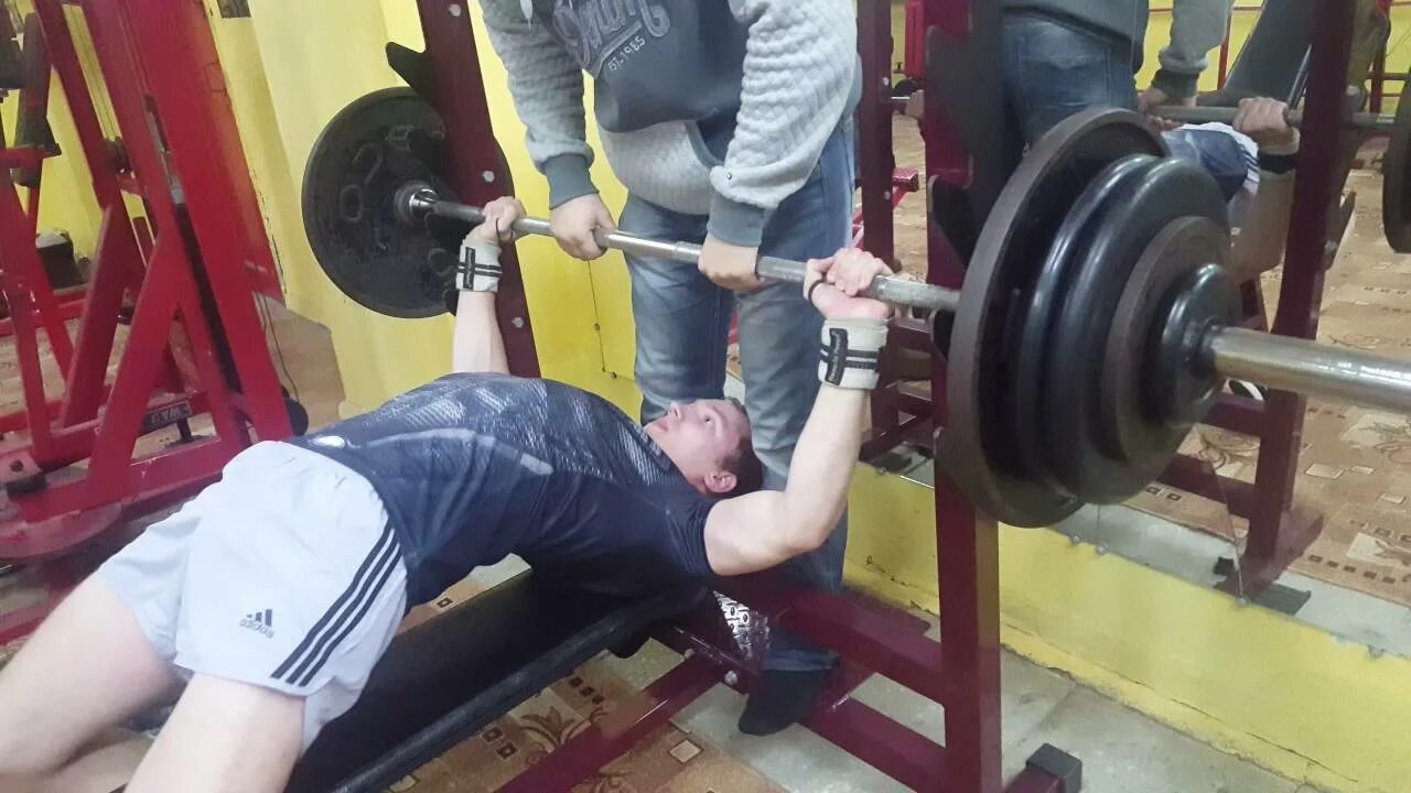 Жим 400 кг. Жим лежа 30 кг. Жим лежа 30 кг. Штанги 50 кг жим лёжа. Жим лежа 300 кг.