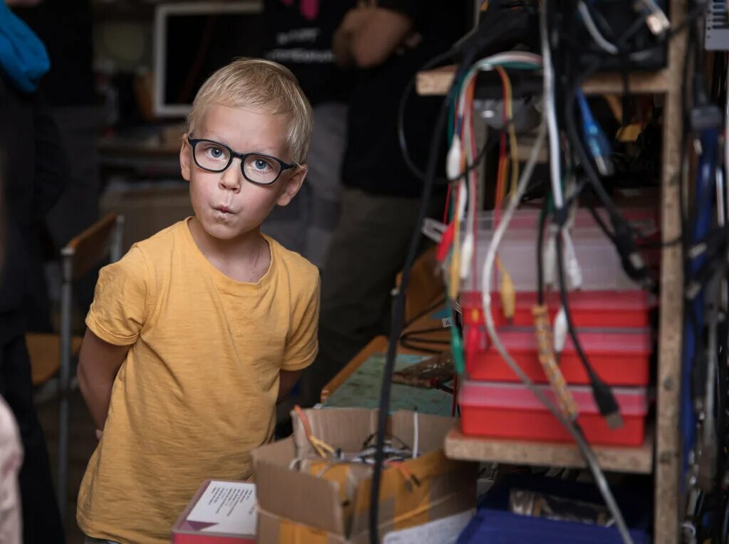 Робототехника тесла. Тесла клуб юных инженеров. Tesla fremont factory. Tesla робот автомобиль. Робототехника тесла.