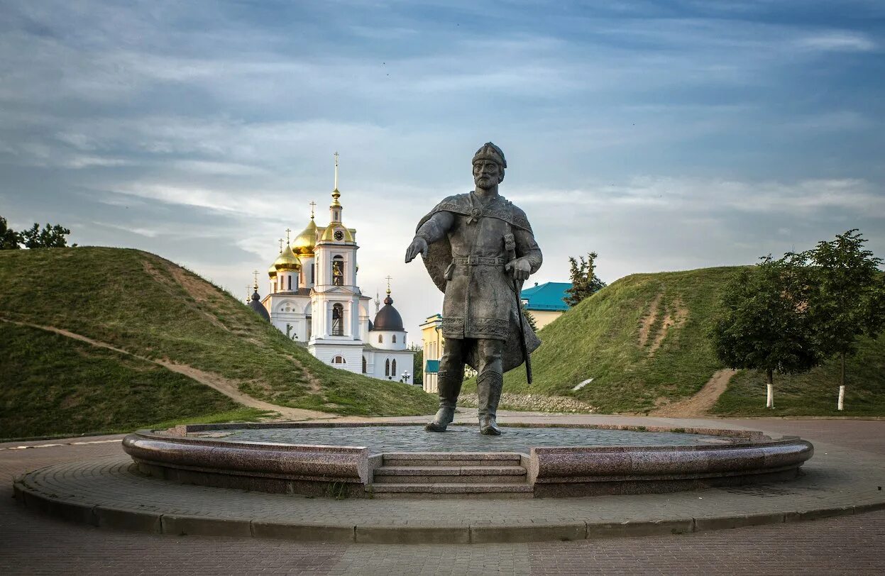 Сайт дмитрова московской. Памятник Юрию Долгорукому в Дмитрове. Дмитров город в Московской области.