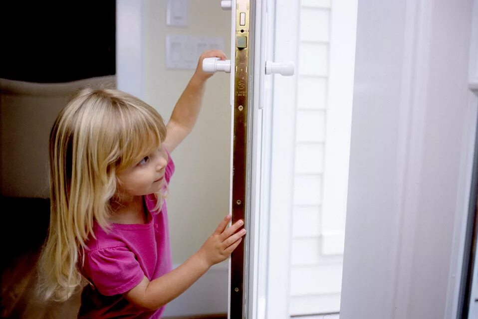 Were you to open the door. Открывает дверь. Девочка открывает дверь. Открой дверь. Открывайте дверь.