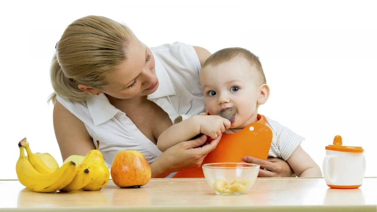 Рациональное вскармливание. Мама кормит малыша. Еда для детей. Вскармливание детей.