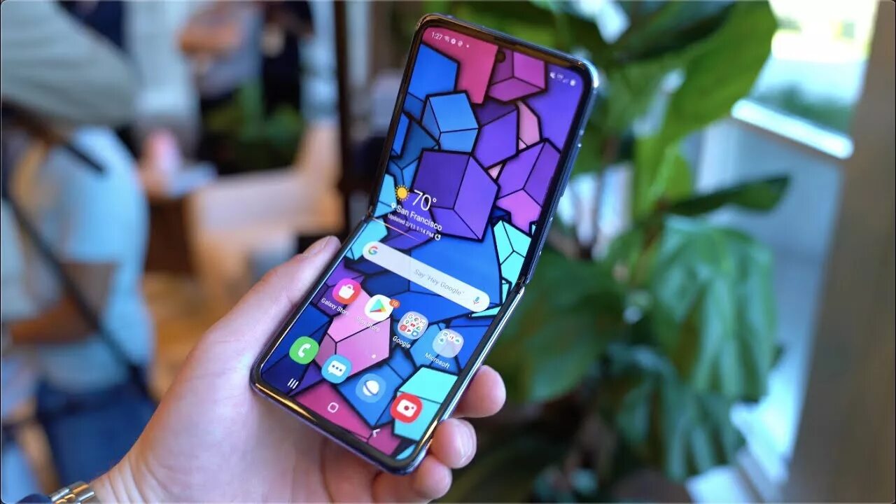 Обзор galaxy flip. Samsung Galaxy z Flip. Samsung Galaxy z Flip 4. Samsung Galaxy z Fold 4 on hands. Samsung Galaxy z Flip картинки.