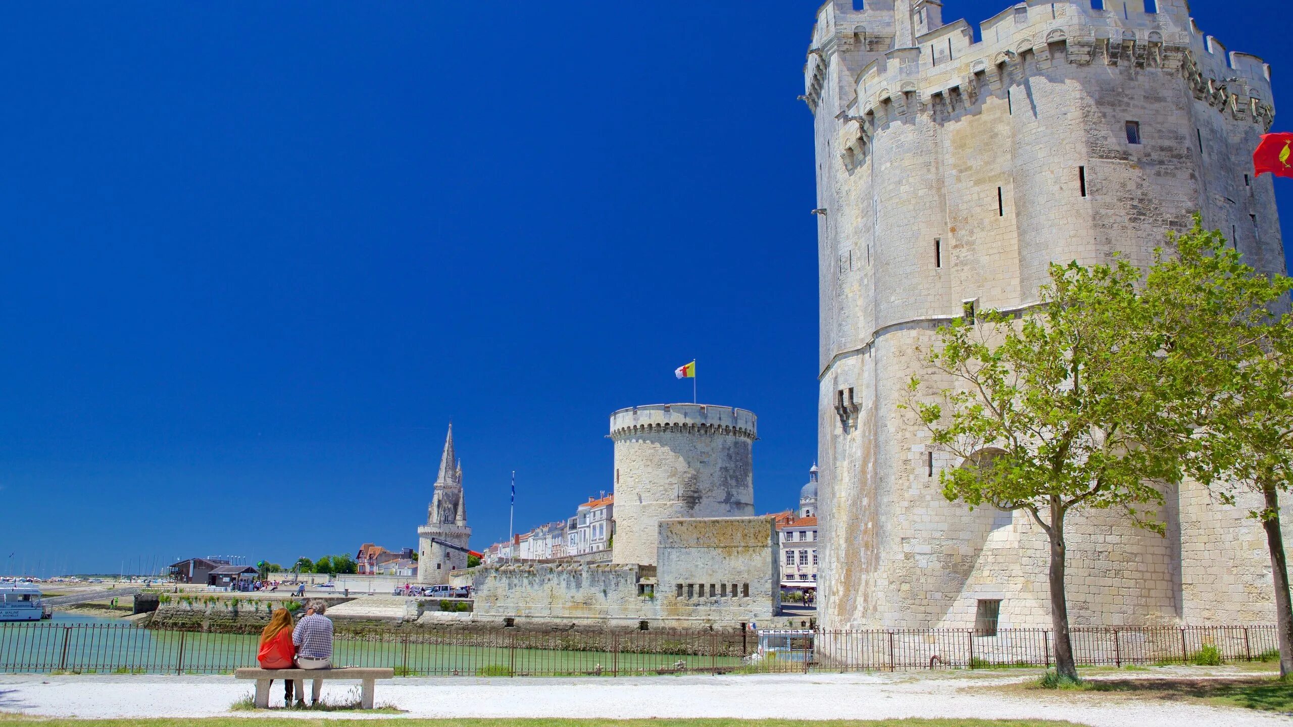 La rochelle. Ля-Рошель Франция крепость. Ля Рошель город во Франции. Осада ля-Рошель Франция. Замок ля Рошель.