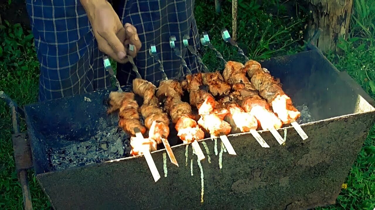 Шашлык в деревне. Шашлычок в деревне. Шашлыки в селе. Деревенский шашлычник.