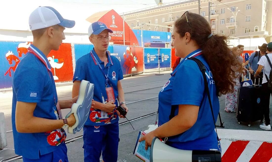 Волонтеры ростовской области. Волонтеры Ростов. Комплект одежды для волонтера ЧМ 2018 Ростов на Дону. МГСУ штаб волонтеров каска. Сколько стоит купить экипировку с ЧМ волонтера в Ростове.