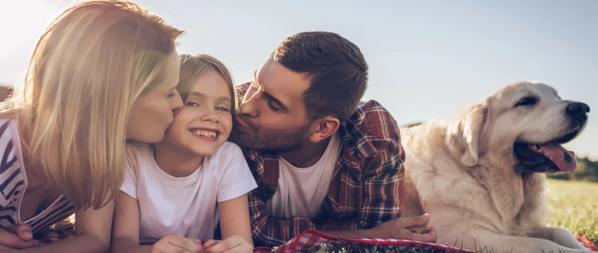 Фотосессия с самоедом летом. Фотосессия мама и дочь с собакой. Мама дочь собака. Мама дарит собаку. Дочка с собакой.