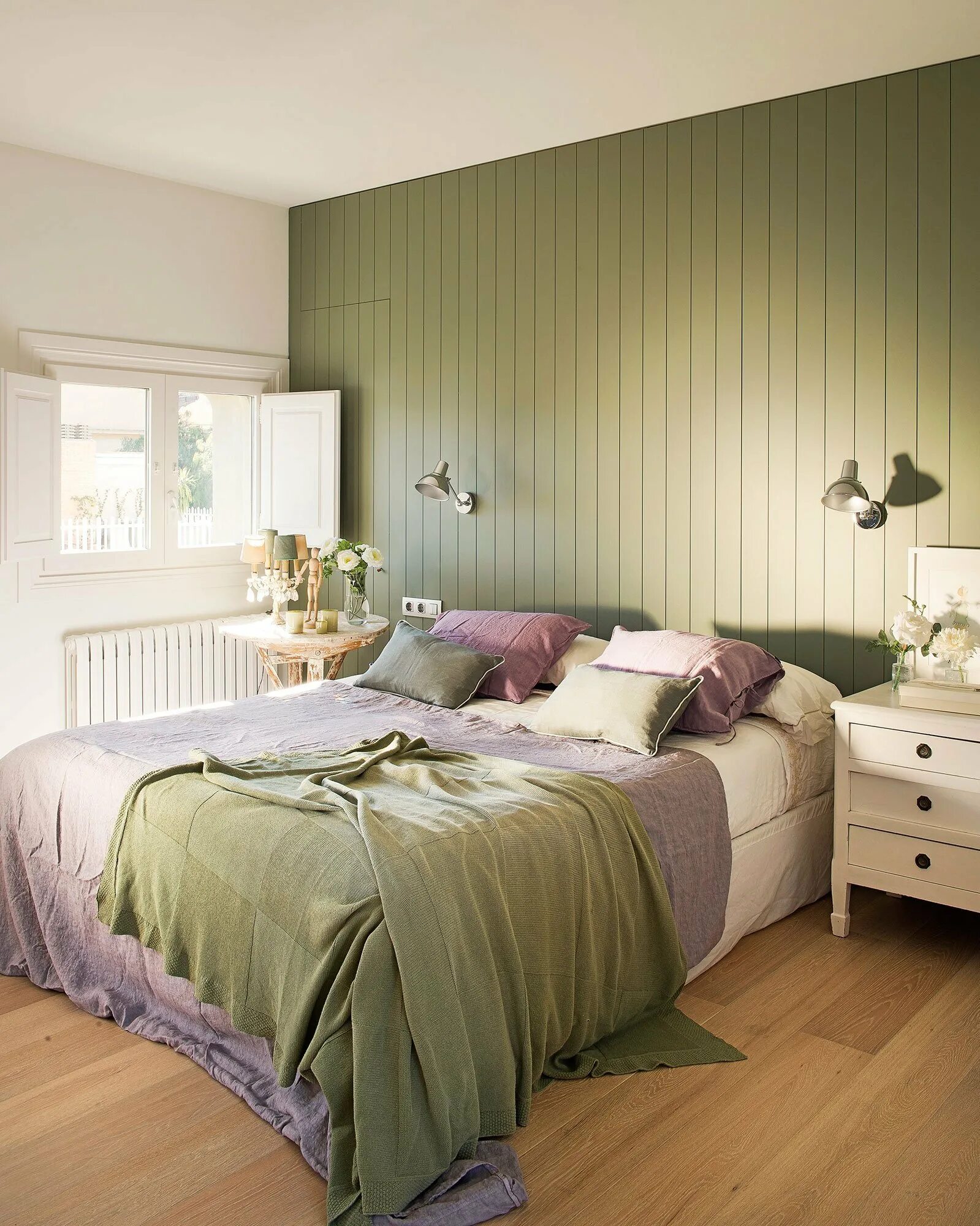 Бритиш грин цвет в интерьере. Гостиная в оливковых тонах. Бритиш грин цвет в интерьере. Палитра оттенков фисташковый олива. Зеленая стена.