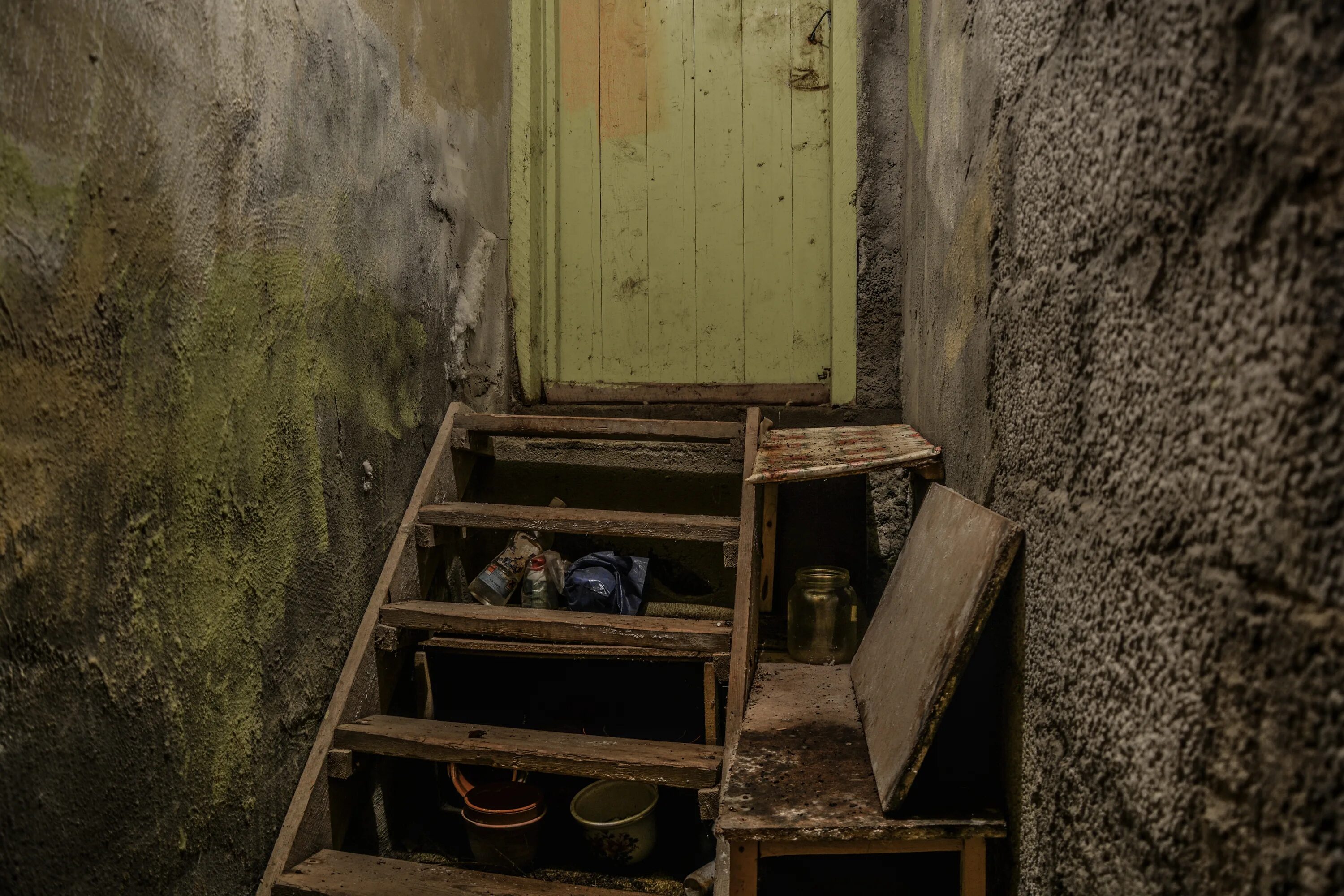 Лори мур запертая лестница. Проклятые противостояние sadako vs kayako 2016. Лори мур запертая лестница. Лори мур запертая лестница. Девушка сидит на лестнице.