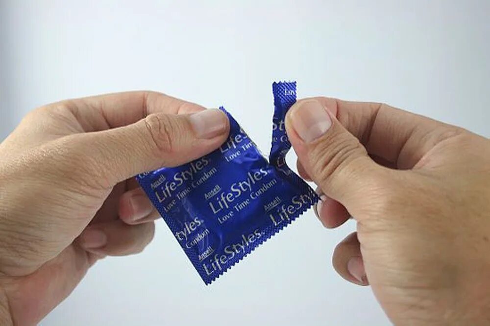 Презик. Презервативы вскрытая упаковка. Надорванная упаковка презерватива. Презик открытый.