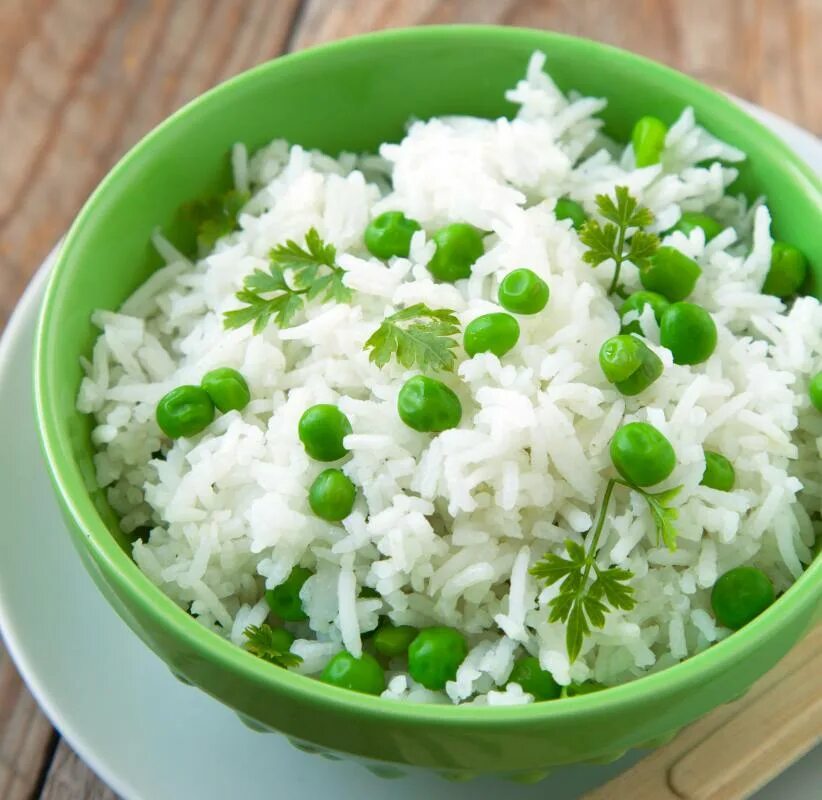 Much rice. Green Rice. Рис с горохом. Рис и горох для омоложения. Rice in White Plate.