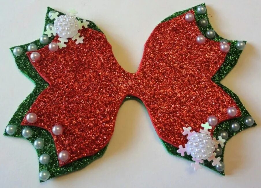 Шишка из глиттерного фоамирана. Бантики на елку из фоамирана. Елочка с бантиками. Бантики на елку из фоамирана с блестками. Заколки из блестящего фоамирана.