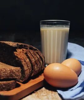 Молоко с хлебом и маслом