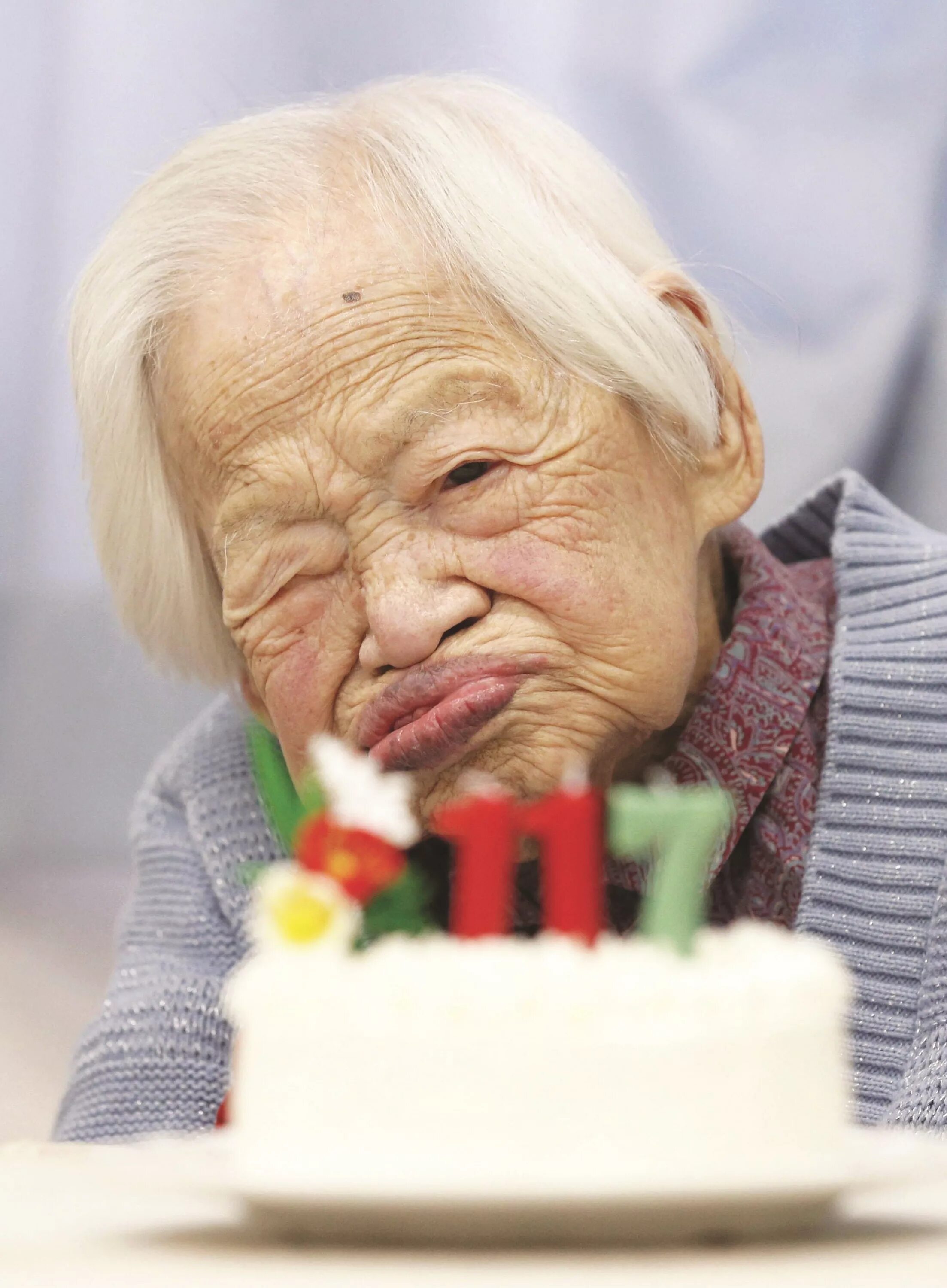 Пожилой человек с самой. Долгожитель Мисао Окава 117 лет. Мисао Окава в молодости. Ава для ок.