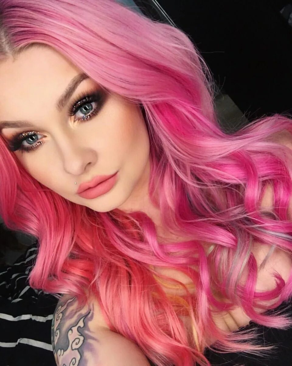 Розовые волосы картинки. Эшли Смит с розовыми волосами. Яркие розовые волосы. Ярко розовые волосы.