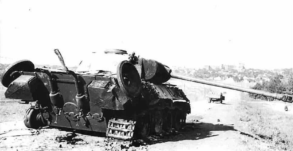 Подбитая техника в курской. Танк пантера 1943. Подбитый танк пантера. Танк пантера Курская битва. Подбитый танк пантера на Курской дуге.