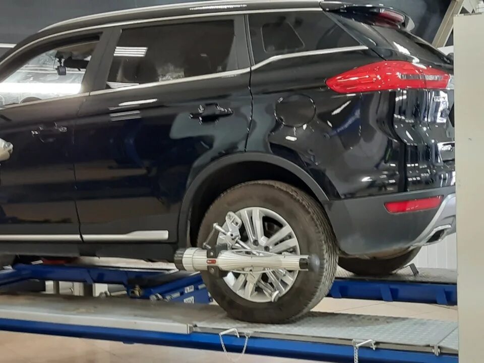 Джили атлас запчасти. Джили атлас с нерж отбойник. Запчасти geely atlas 2023. Geely на подъемнике. Домкрат для geely atlas.