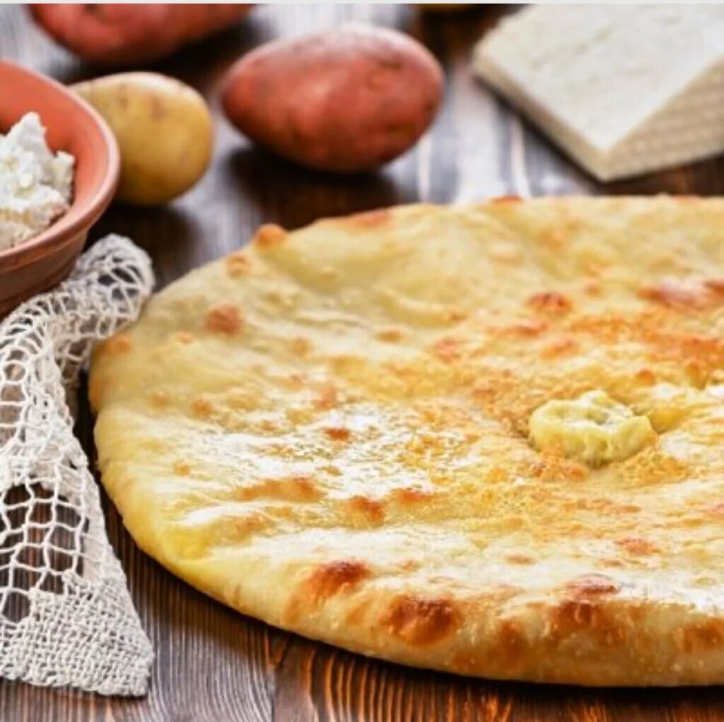 Осетинский пирог фыджин. Осетинские пироги с картошкой и сыром. Уалибах, хабизджин. Осетинский пирог картофджин. Картофджин осетинский.