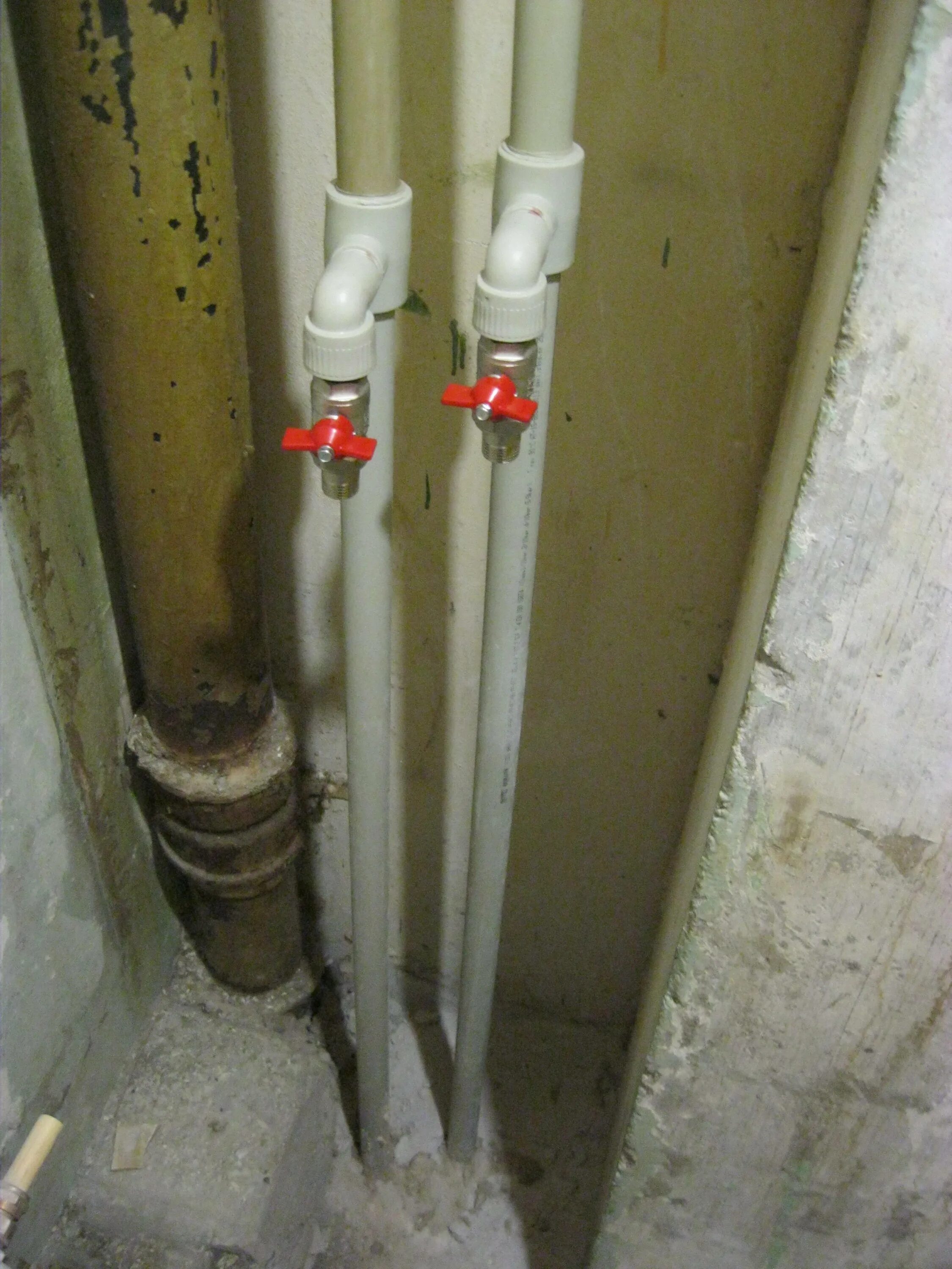 Замена труб на воду. Трубы горячей и холодной воды в стояках.. Трубы в квартире. Старые трубы водоснабжения в квартире. Трубы водоснабжения в туалете.