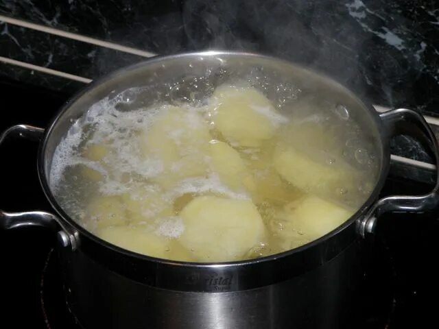 Картошка варится в кипящей воде. Закипевшая картошка. Кипение картошки. Картошка кипит в кастрюле. Картошка в кастрюле.
