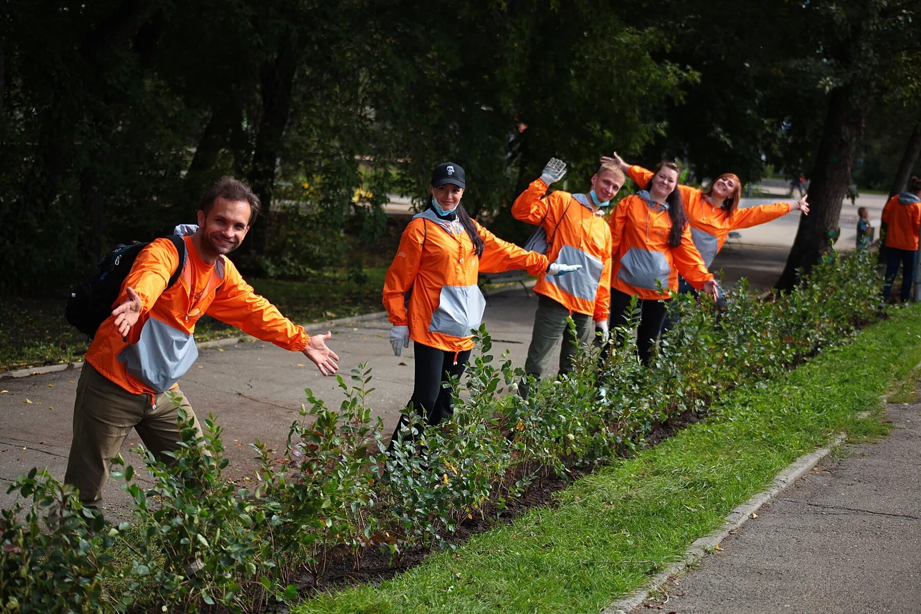 Волонтеры цветы. Волонтеры садят деревья. Волонтеры высадка растений. Волонтеры Иркутск фото. Волонтеры леса картинки.
