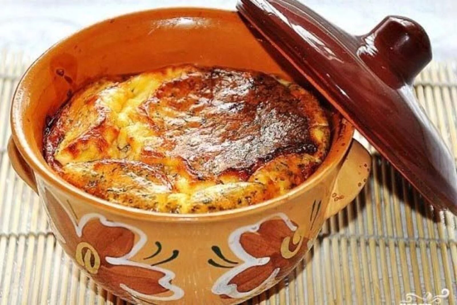 говядина в горшочке в духовке с картошкой и овощами. куриный плов в горшочках. запеканка в горшочке в духовке. запеканка в горшочках. рыба с картошкой в горшочках в духовке.