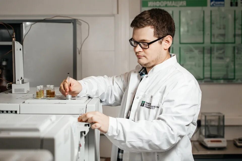 Ученые замерли. Врач с микроскопом. Ученые замерли. Ученые замерли. Физик в лаборатории.