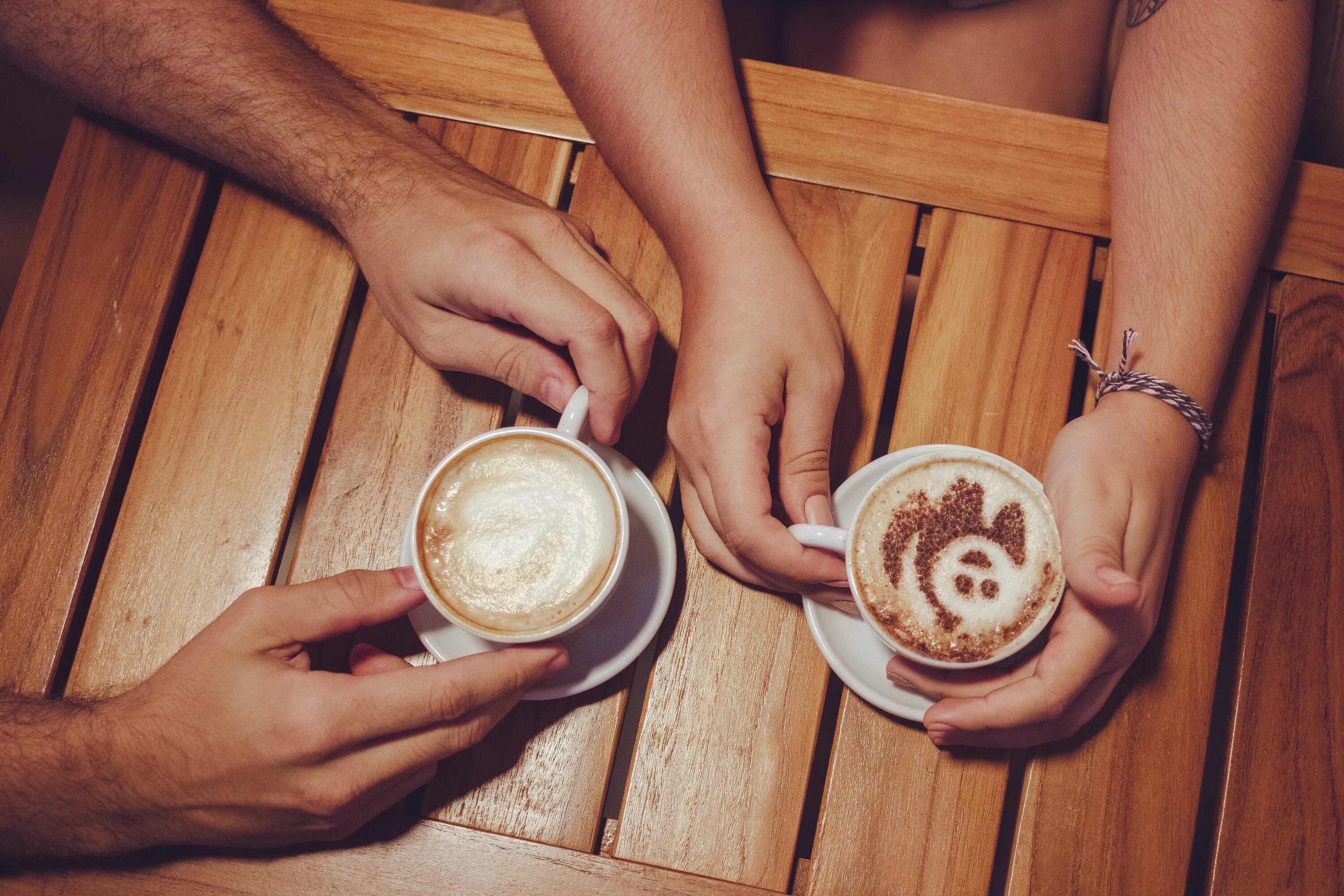 Два утра. Чашка кофе руки мужские и женские. Две чашки кофе и руки. Две кружки кофе в руках. Два кофе в руках.