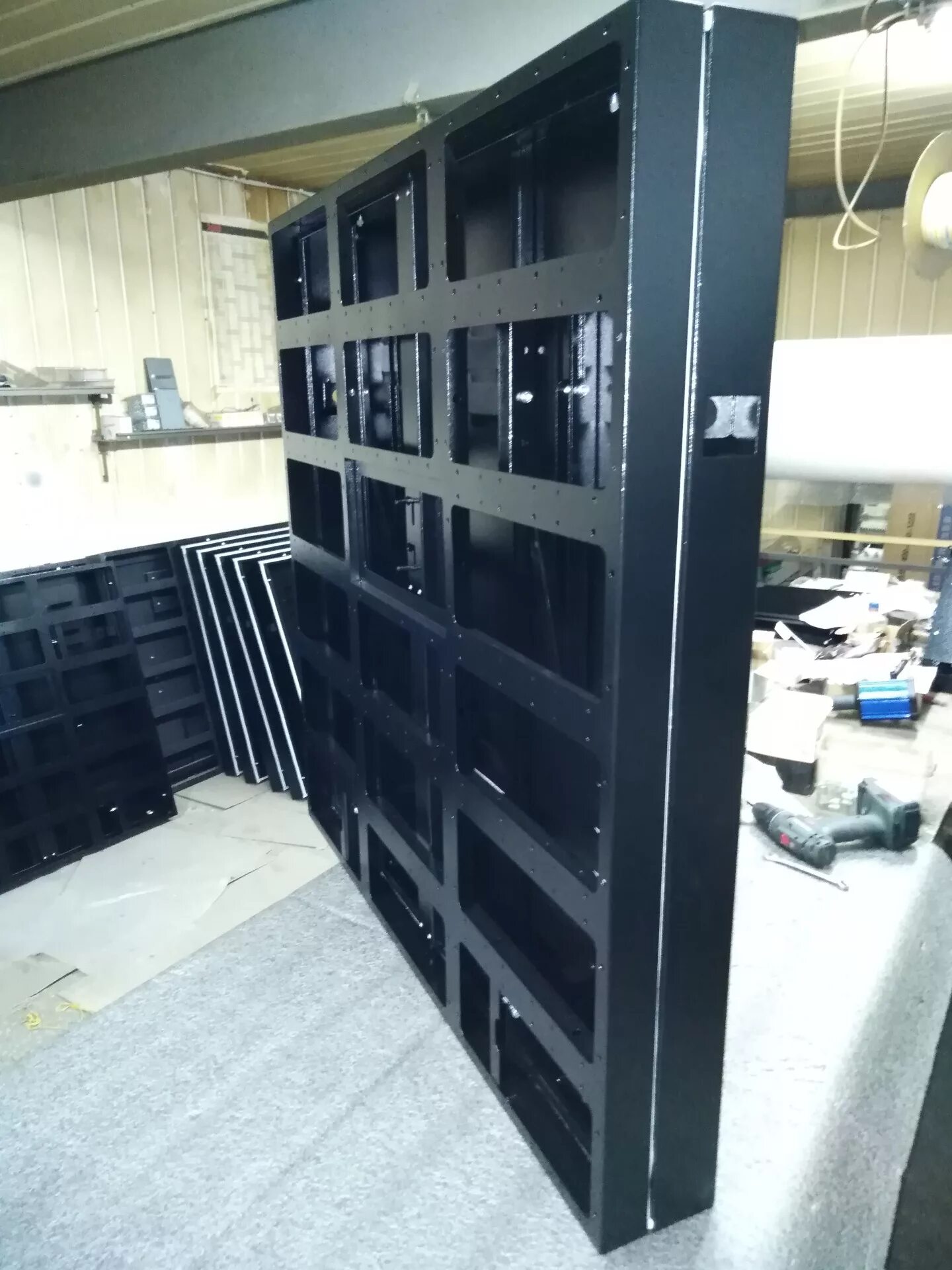 кабинет светодиодного экрана. без кабинетный светодиодный экран некрасив. кабинет для модулей. кабинет 500х500 для светодиодного видеоэкрана. Led экран уличный кабинет p6.