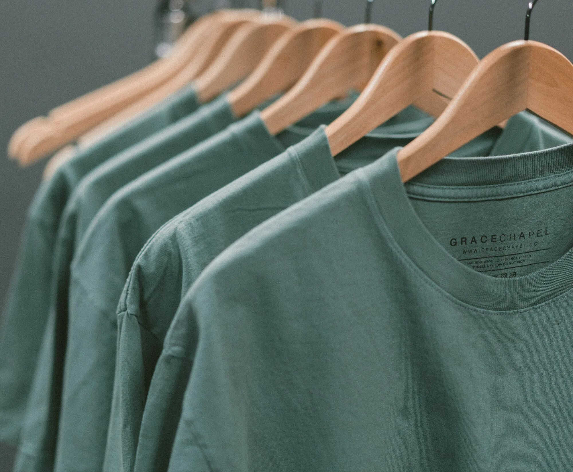 Как выглядит эко одежда. Трейд одежда. Продавец одежды на рынке. Qoovee. Трейд одежда.