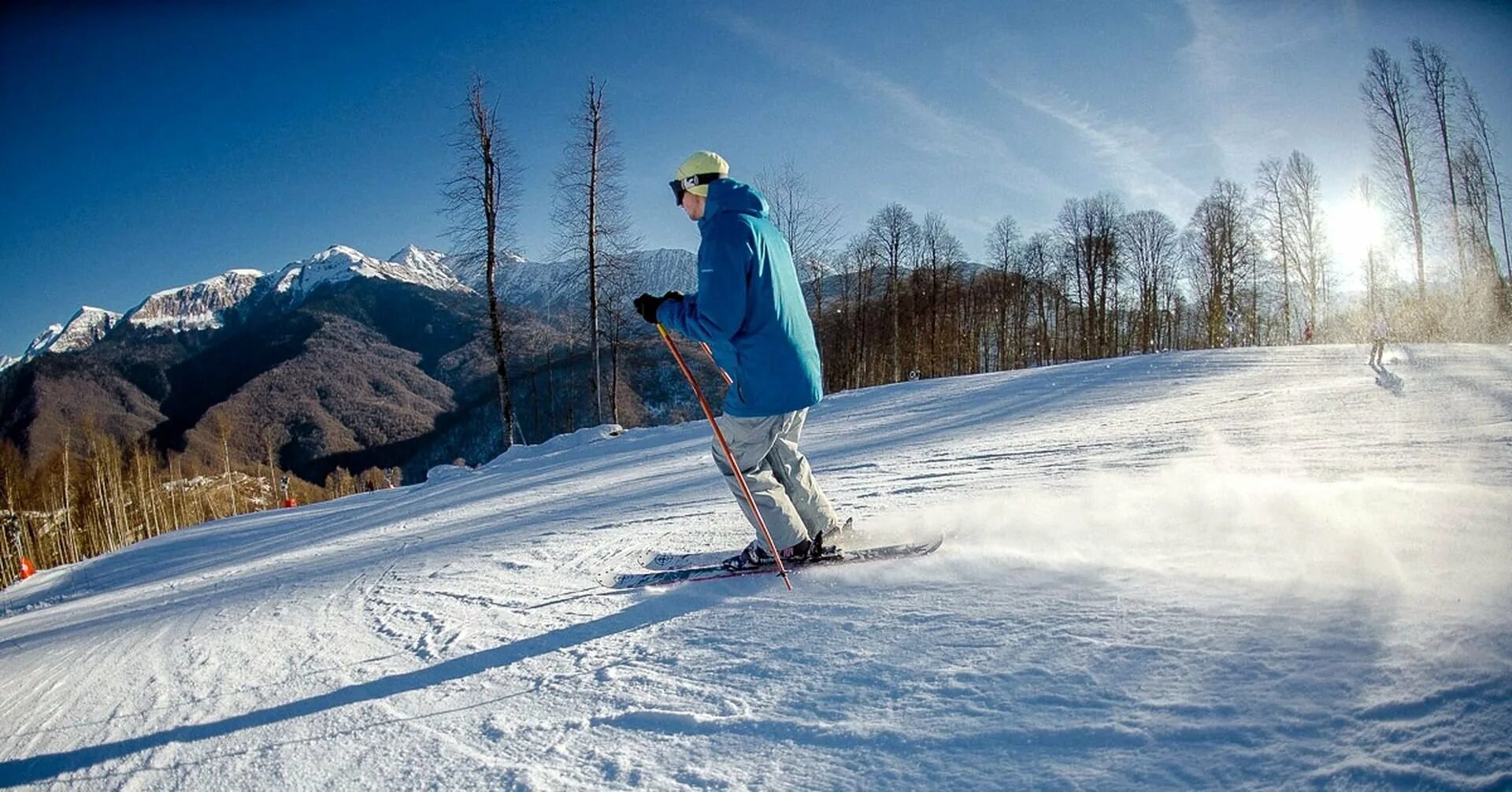 Красная поляна сочи горнолыжный курорт. Горные лыжи сочи красная поляна. Горные лыжи роза хутор. Ливиньо беговые лыжи. Сочи красная поляна лыжи.
