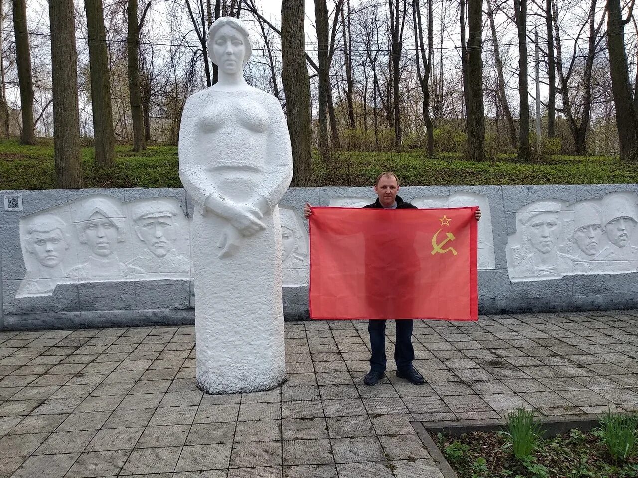 Памятники знаменам. Знамя Победы памятник. Памятник с флагом. Знамя Победы в скульптуре. Памятники старушке с красным флагом.