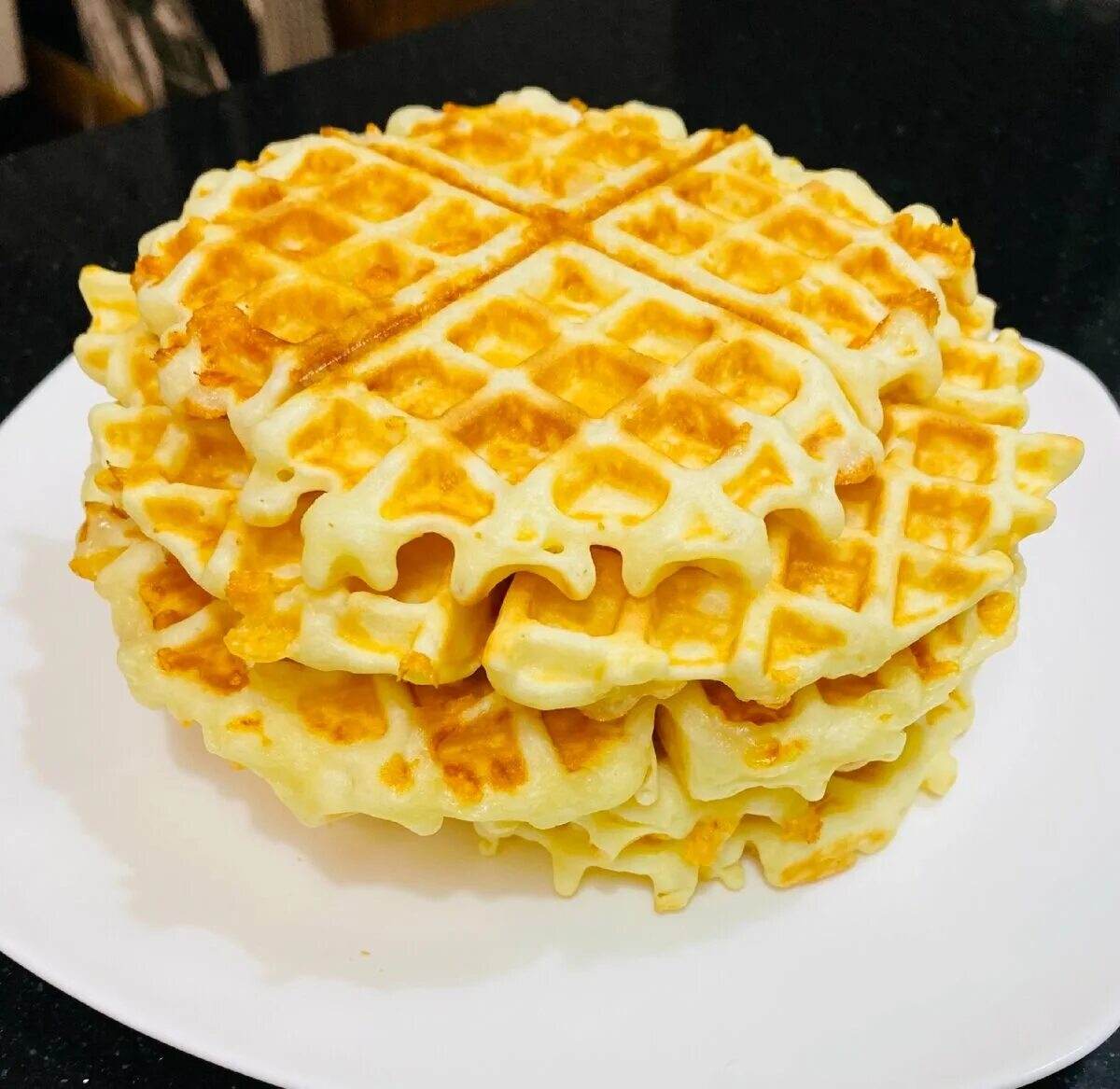 Сырные венские вафли в вафельнице. Вафля с капустой. Сырные вафли в электровафельнице. Кето вафли. Сырные вафли.