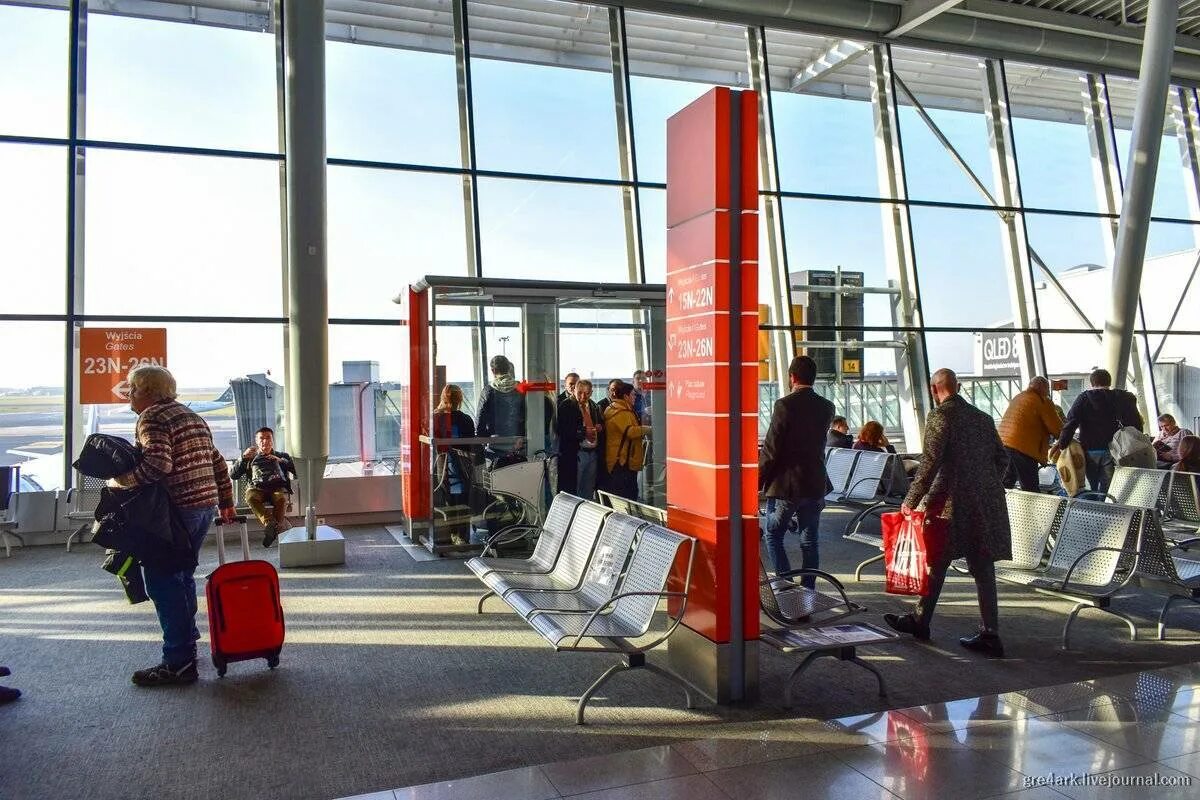 Варшава аэропорт фредерик шопен схема. Варшава аэропорт фредерик шопен. Варшава аэропорт шопен табло. Аэропорт польши варшава. Название аэропорт польша.